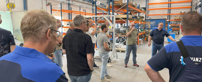 Van Zelst Aandrijftechniek Relatie-BBQ - rondleiding werkplaats en magazijnen__1002