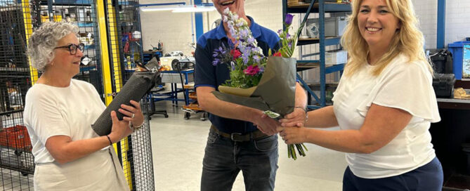 Rob van Zelst 25 jaar ondernemer 2000 2025 - Van Zelst Aandrijftechniek - elektromotoren - bloemen jubilaris team familiebedrijf