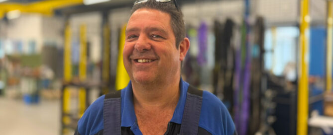 Walter Dekkers monteur lasser Van Zelst Aandrijftechniek werkplaats